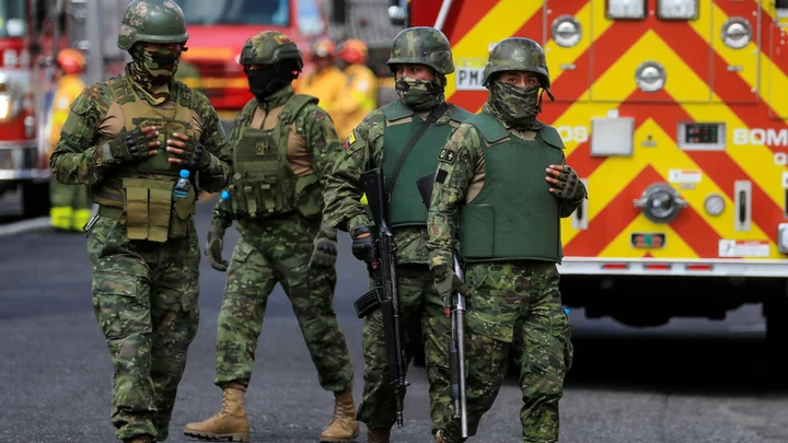 Inmates free 57 Ecuador prison guards after stand-off