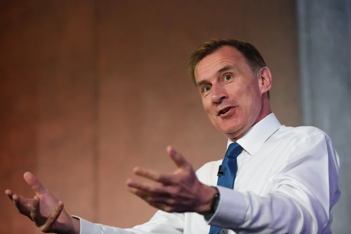 Jeremy Hunt Says UK Is on Track to Halve Inflation This Year