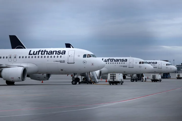 Ryanair Wins EU Fight Over Covid Aid for Lufthansa, SAS